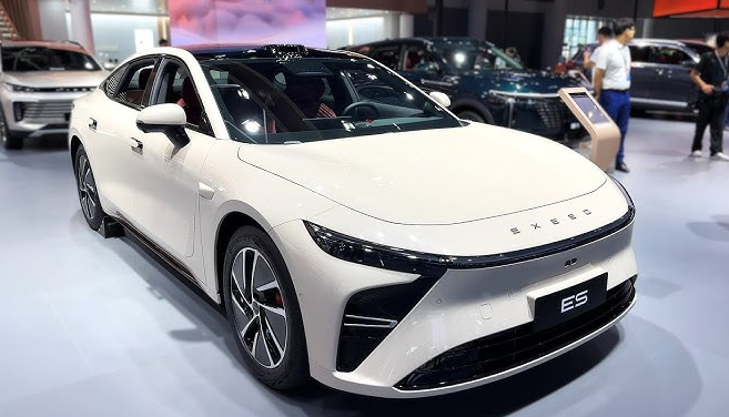 Sedan điện hạng D gi&aacute; rẻ 593 triệu ra mắt: &lsquo;So găng&rsquo; c&ugrave;ng  Toyota Camry v&agrave; Accord, &lsquo;ngập&rsquo; c&ocirc;ng nghệ