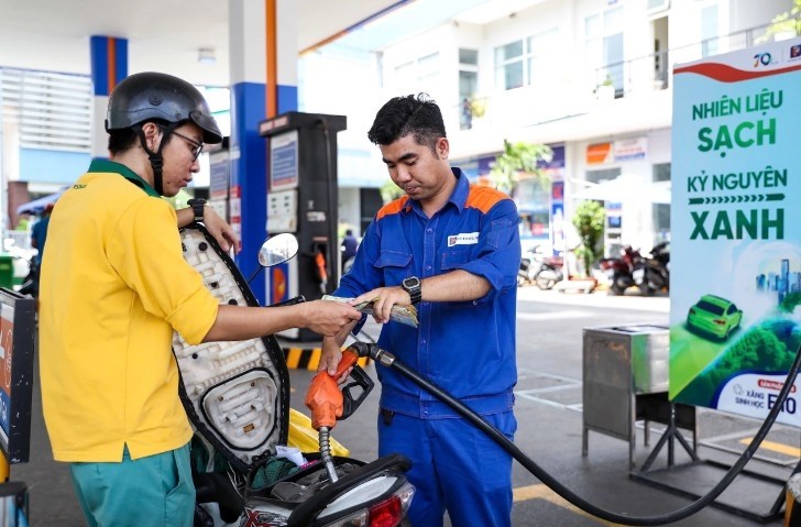Gi&aacute; xăng dầu h&ocirc;m nay 10/6: E10 RON 95 v&agrave; E5 RON 92 giảm chỉ c&ograve;n hơn 21.000 đồng/l&iacute;t, gi&aacute; lăn b&aacute;nh VinFast VF 9 ra sao?