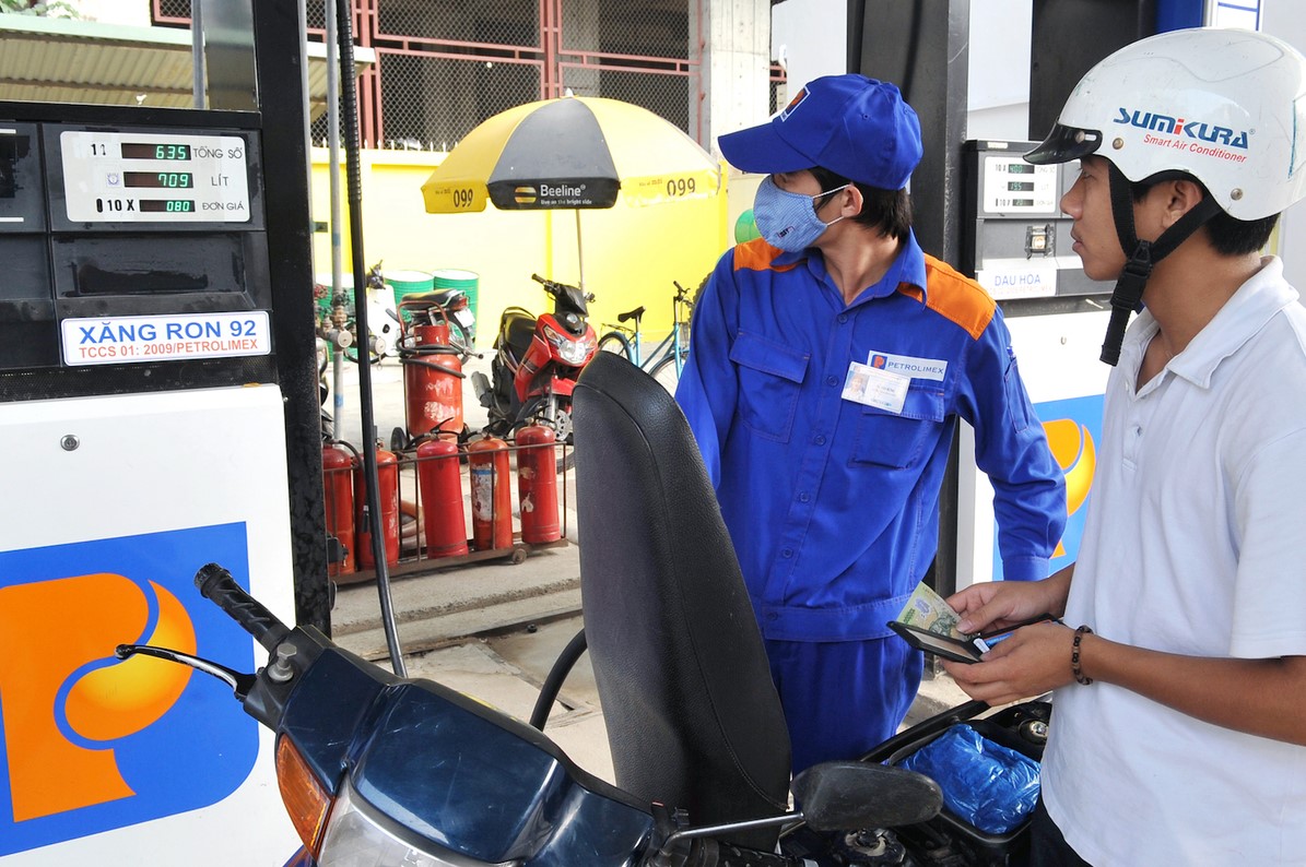 Gi&aacute; xăng dầu trưa nay 9/6: Dầu diesel &lsquo;lao dốc&rsquo;, RON 92 v&agrave; E10 &lsquo;x&eacute; toang đ&aacute;y mới&rsquo;, đầy b&igrave;nh xe ga 150-160cc bao nhi&ecirc;u?