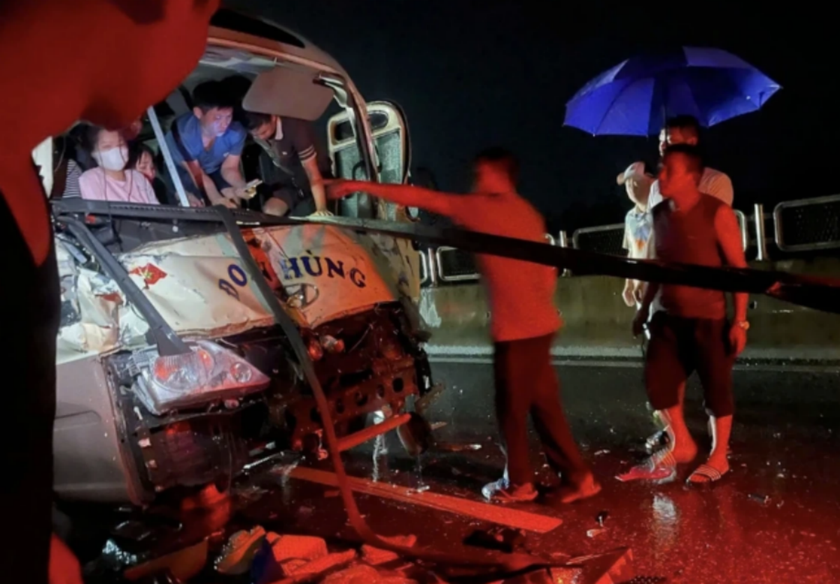 Tai nạn li&ecirc;n ho&agrave;n tr&ecirc;n cao tốc Tuy&ecirc;n Quang - Ph&uacute; Thọ: Xe kh&aacute;ch bị v&ograve; n&aacute;t, rất nhiều người bị thương