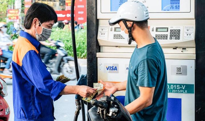 Bảng gi&aacute; xăng dầu trưa nay 10/6: E5 RON 92 rớt &lsquo;thủng đ&aacute;y&rsquo;, E10 RON 95 &lsquo;rẻ như biếu&rsquo;, gi&aacute; lăn b&aacute;nh Mazda CX-5 cực hời