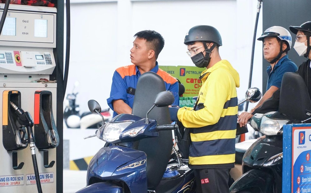 Cập nhật gi&aacute; xăng dầu chiều 11/6: E10 v&agrave; RON 92 tiếp tục giảm, dầu diesel xuống &lsquo;đ&aacute;y&rsquo; mới, đầy b&igrave;nh xe ga 125cc cực rẻ