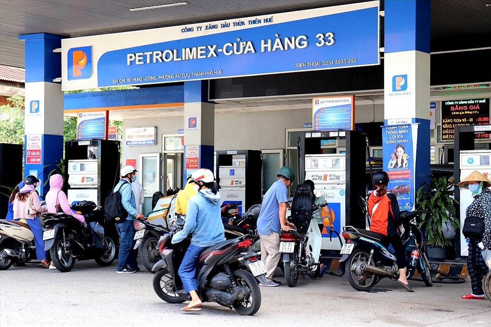 Gi&aacute; xăng dầu chiều 11/6: E10 v&agrave; RON 92 c&ugrave;ng giảm s&acirc;u về gần mức 20.000 đồng, dầu diesel cực rẻ, gi&aacute; đầy b&igrave;nh &ocirc; t&ocirc; Mazda