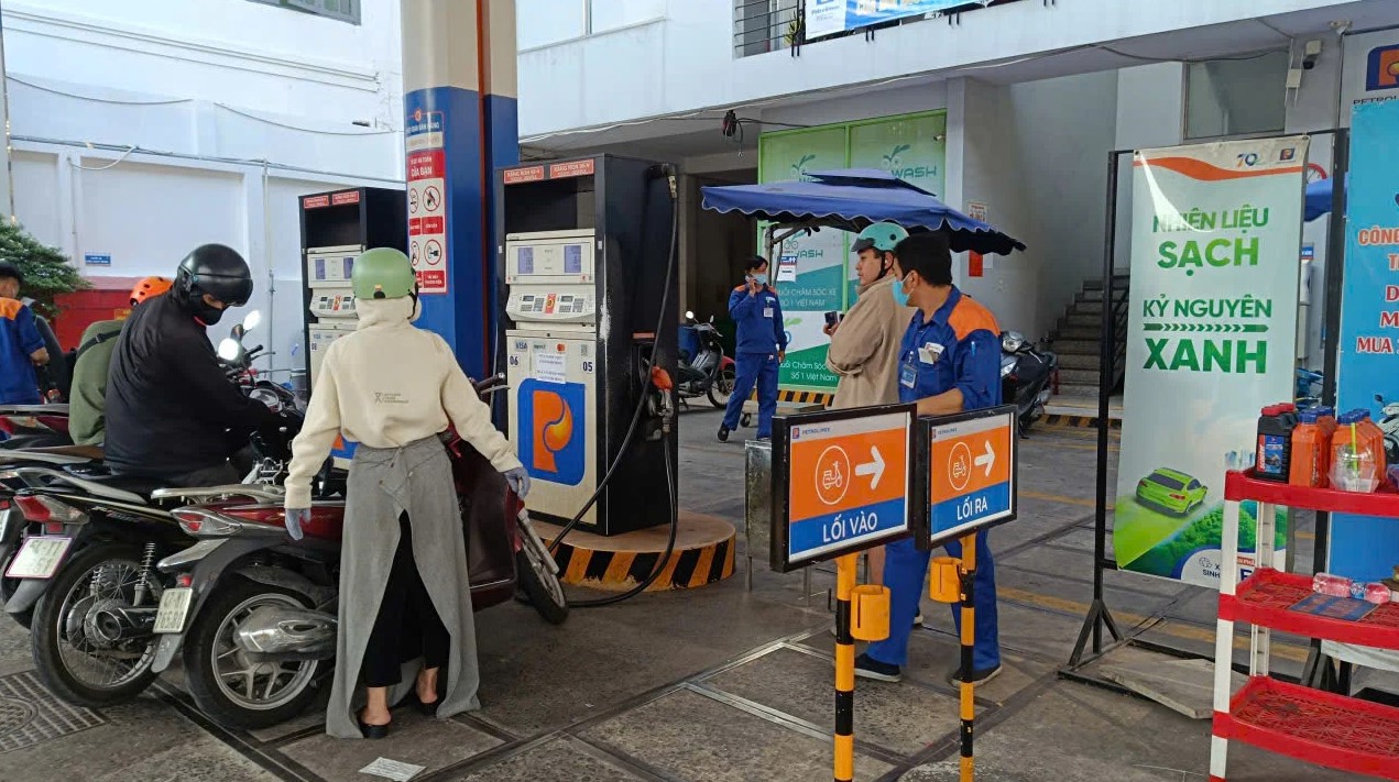 Gi&aacute; xăng dầu trưa nay 11/6: E10 v&agrave; RON 92 về s&aacute;t mốc 20.000 đồng/l&iacute;t, dầu diesel rẻ &lsquo;kỷ lục&rsquo;, gi&aacute; đầy b&igrave;nh &ocirc; t&ocirc; Honda