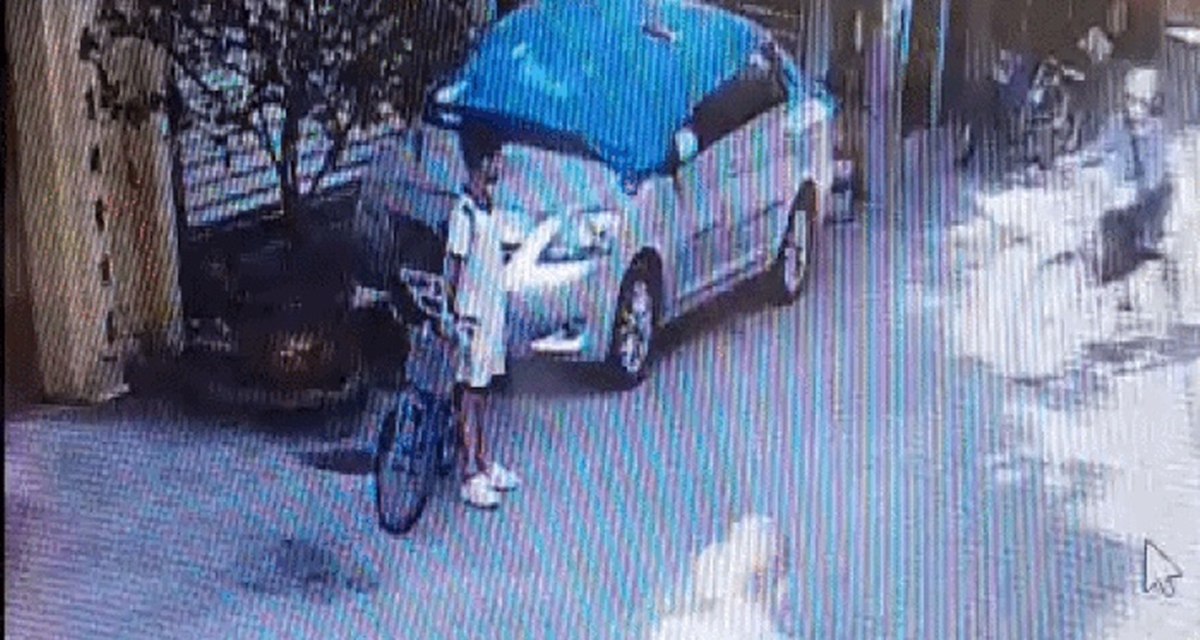 H&agrave; Nội: Cậu b&eacute; lớp 5 cầm tập 500 ngh&igrave;n đứng phơi nắng giữa đường, biết nguồn cơn ai cũng phải khen ngợi