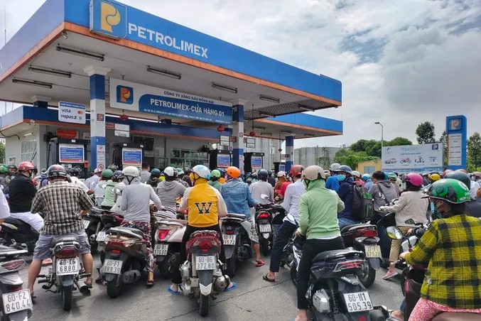 Bảng gi&aacute; xăng dầu trưa nay 12/6: RON 92 tụt 8.700 đồng/l&iacute;t, E10 giảm về mức rẻ kỷ lục, gi&aacute; đầy b&igrave;nh xe ga 110cc phổ biến