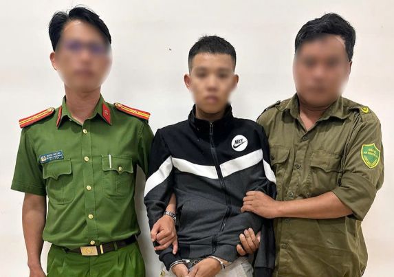Con trai d&ugrave;ng kiếm ch&eacute;m cha ruột rồi n&eacute;m bom xăng v&agrave;o thiếu t&aacute; c&ocirc;ng an, t&igrave;nh h&igrave;nh của 2 nạn nh&acirc;n