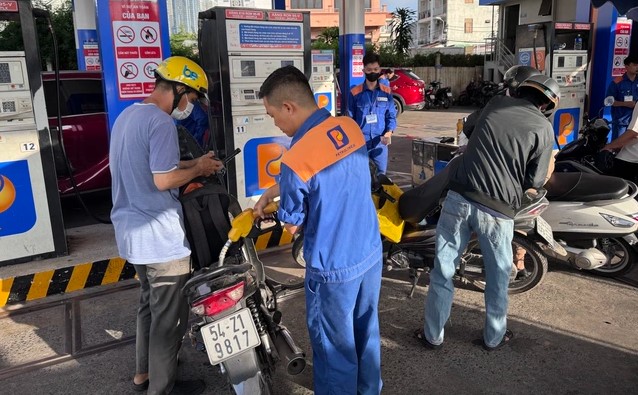 Gi&aacute; xăng dầu h&ocirc;m nay 13/6: Li&ecirc;n tục giảm mạnh, E10 v&agrave; RON 92 đều về &lsquo;đ&aacute;y&rsquo; mới cực rẻ, gi&aacute; đầy b&igrave;nh c&aacute;c mẫu xe số ra sao?