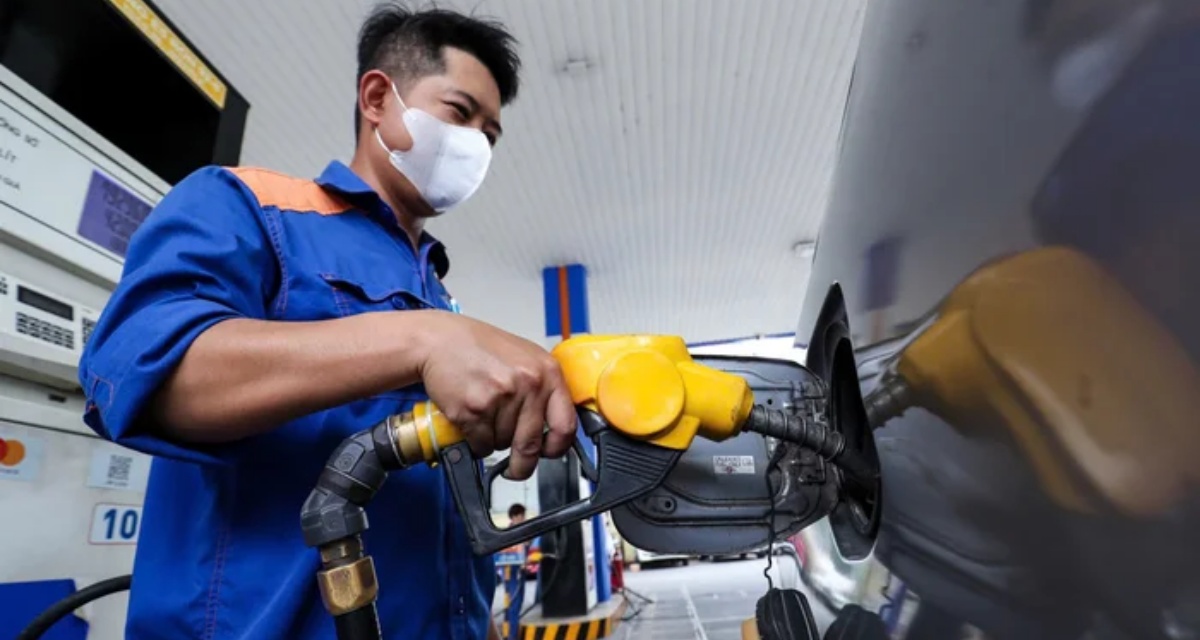 Gi&aacute; xăng dầu h&ocirc;m nay 12/6: Dầu thế giới lao dốc, xăng E5, E10 v&agrave; diesel đồng loạt đổi gi&aacute; mới