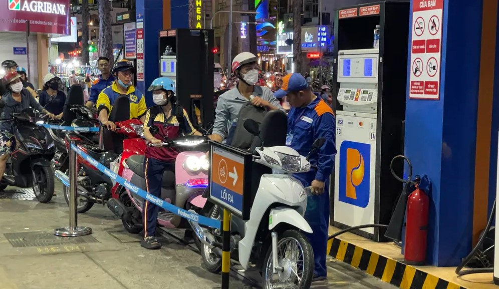 Gi&aacute; xăng dầu h&ocirc;m nay 14/6: &lsquo;Cắm đầu&rsquo; giảm s&acirc;u, E10 v&agrave; RON 92 đều &lsquo;rẻ như b&egrave;o&rsquo;, đầy b&igrave;nh xe c&ocirc;n tay 150-155cc bao nhi&ecirc;u?