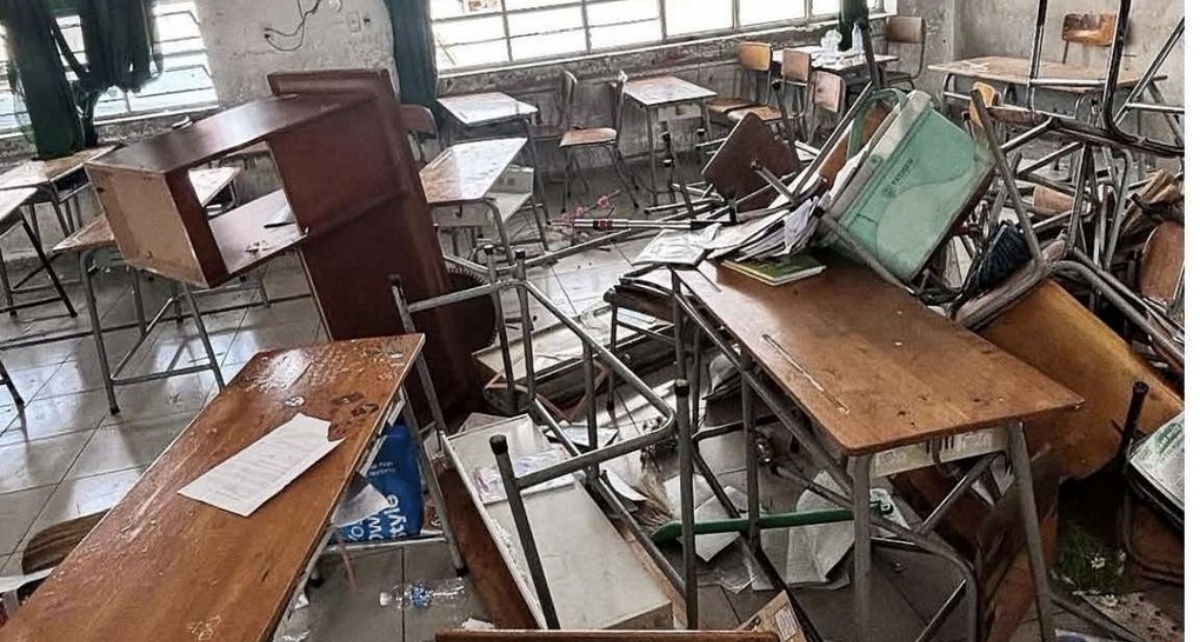 Nh&oacute;m học sinh lớp 9 đập ph&aacute; lớp học tan hoang trong buổi học cuối c&ugrave;ng, nh&agrave; trường đưa ra c&aacute;ch xử l&yacute;
