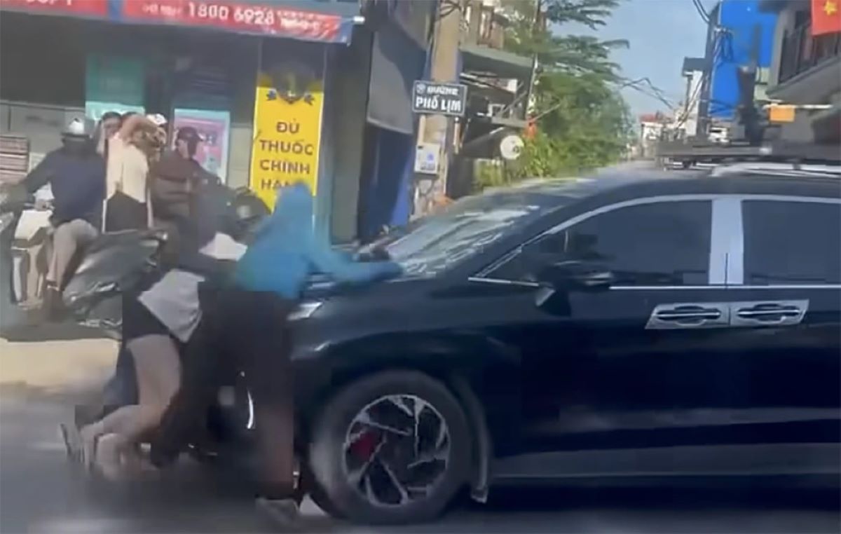 Nguy&ecirc;n nh&acirc;n 3 người phụ nữ b&aacute;m nắp capo &ocirc; t&ocirc; đang chạy ở H&agrave; Nội, hiện trường h&eacute; lộ chi tiết lạ