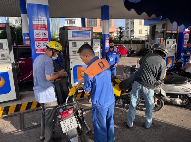 Gi&aacute; xăng dầu chiều nay 15/6: E10 v&agrave; RON 92 &lsquo;thủng đ&aacute;y&rsquo;, dầu diesel giảm gần 19.000 đồng/l&iacute;t, gi&aacute; lăn b&aacute;nh Hyundai Tucson