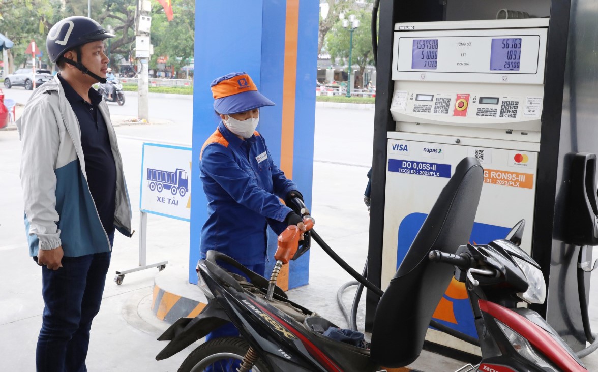 Gi&aacute; xăng dầu trưa 15/6: E10 rẻ chưa từng thấy, RON 92 &lsquo;bốc hơi&rsquo; hơn 8.000 đồng/l&iacute;t, gi&aacute; lăn b&aacute;nh Hyundai Grand i10 hời