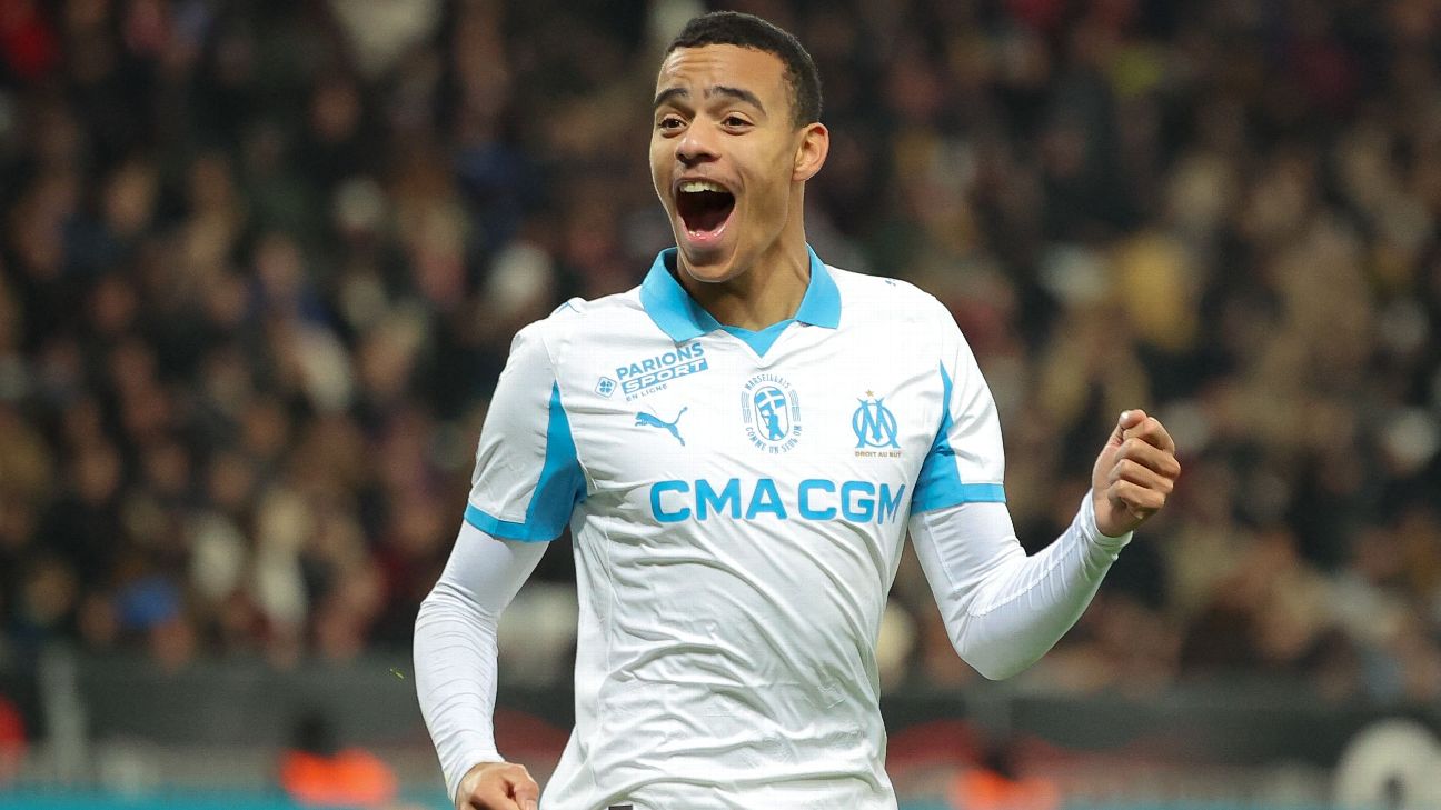 Chuyển nhượng b&oacute;ng đ&aacute; mới nhất: Roma nhắm Mason Greenwood, MU tiến s&aacute;t Mateus Fernandes