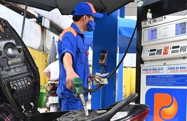 Gi&aacute; xăng dầu chiều nay 16/6: E10 &lsquo;cắm đầu&rsquo; 9.300 đồng, RON 92 &lsquo;rơi&rsquo; mất 8.700 đồng/l&iacute;t, gi&aacute; lăn b&aacute;nh Toyota Fortuner rẻ