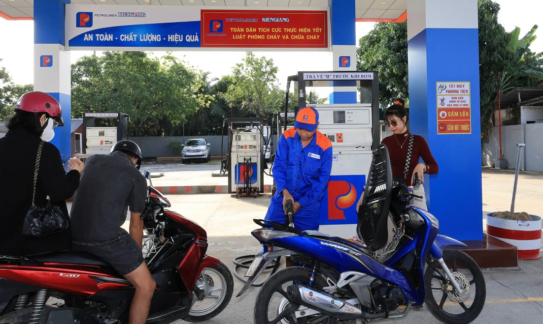 Gi&aacute; xăng dầu h&ocirc;m nay 17/6: RON 92 v&agrave; E10 đều &lsquo;rẻ hiếm thấy&rsquo;, dầu diesel giảm hơn 18.000 đồng, gi&aacute; đầy b&igrave;nh &ocirc; t&ocirc; Honda