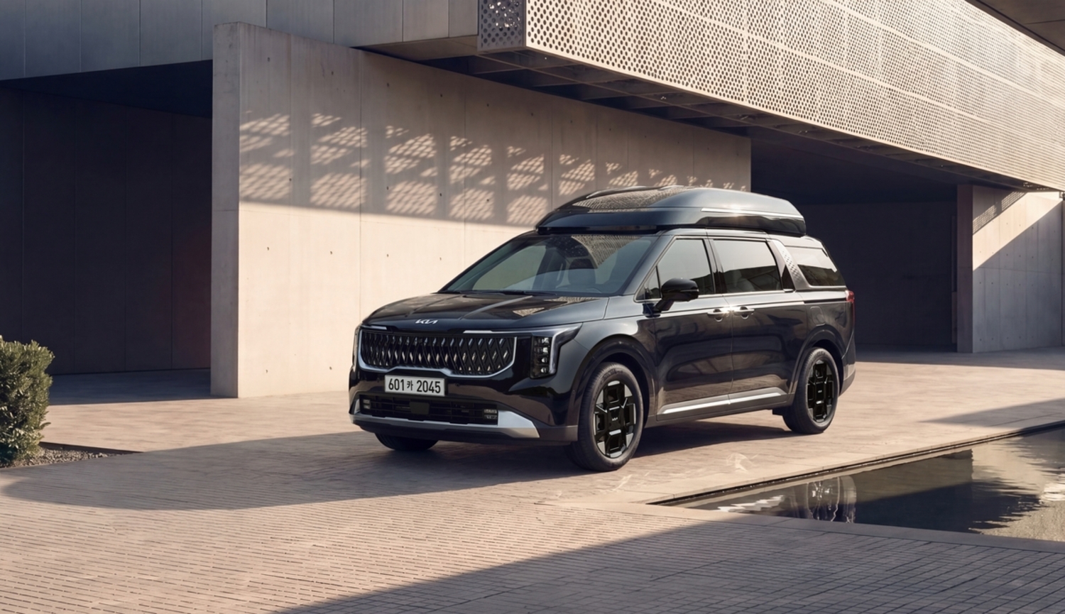 Kia Carnival 2026 ra mắt bản đặc biệt: \'Chuy&ecirc;n cơ mặt đất\' trần cao hơn 270 mm, c&oacute; bản hybrid, \'đấu\' Toyota Alphard