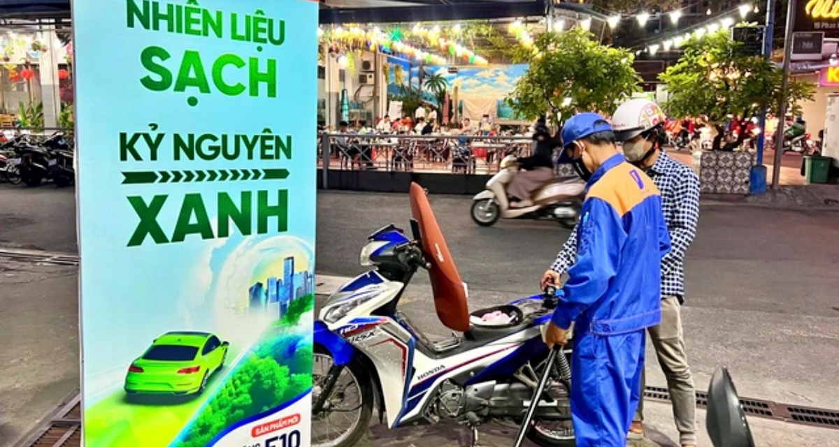 Xăng E10 RON95-III được t&iacute;nh gi&aacute; ra sao, gần 500 triệu l&iacute;t đ&atilde; được ti&ecirc;u thụ sau 15 ng&agrave;y triển khai?