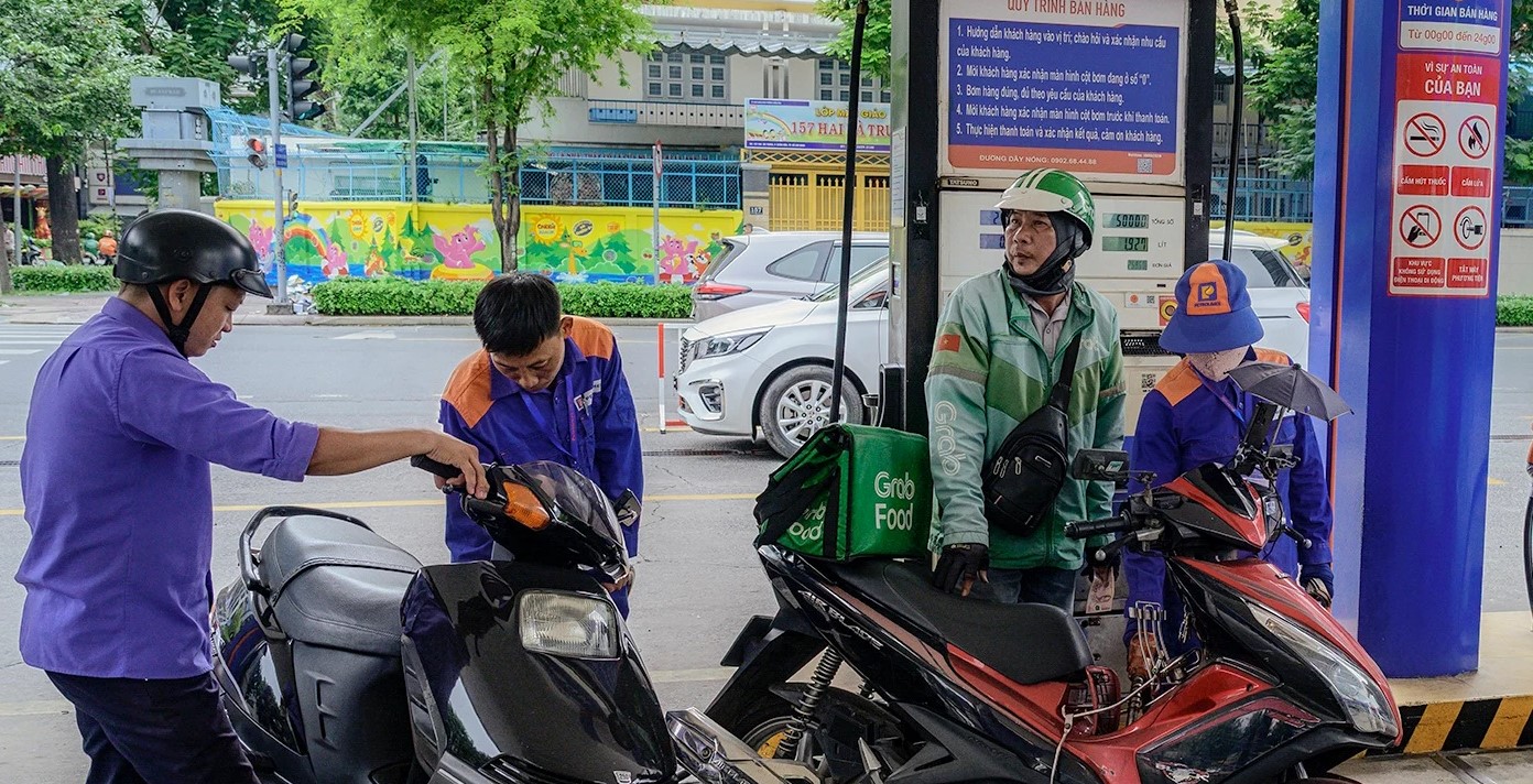 Gi&aacute; xăng dầu h&ocirc;m nay trưa 17/6: RON 92 v&agrave; E10 giảm hơn 8.700 &ndash; 9.300 đồng/l&iacute;t, Hyundai Elantra lăn b&aacute;nh cực rẻ