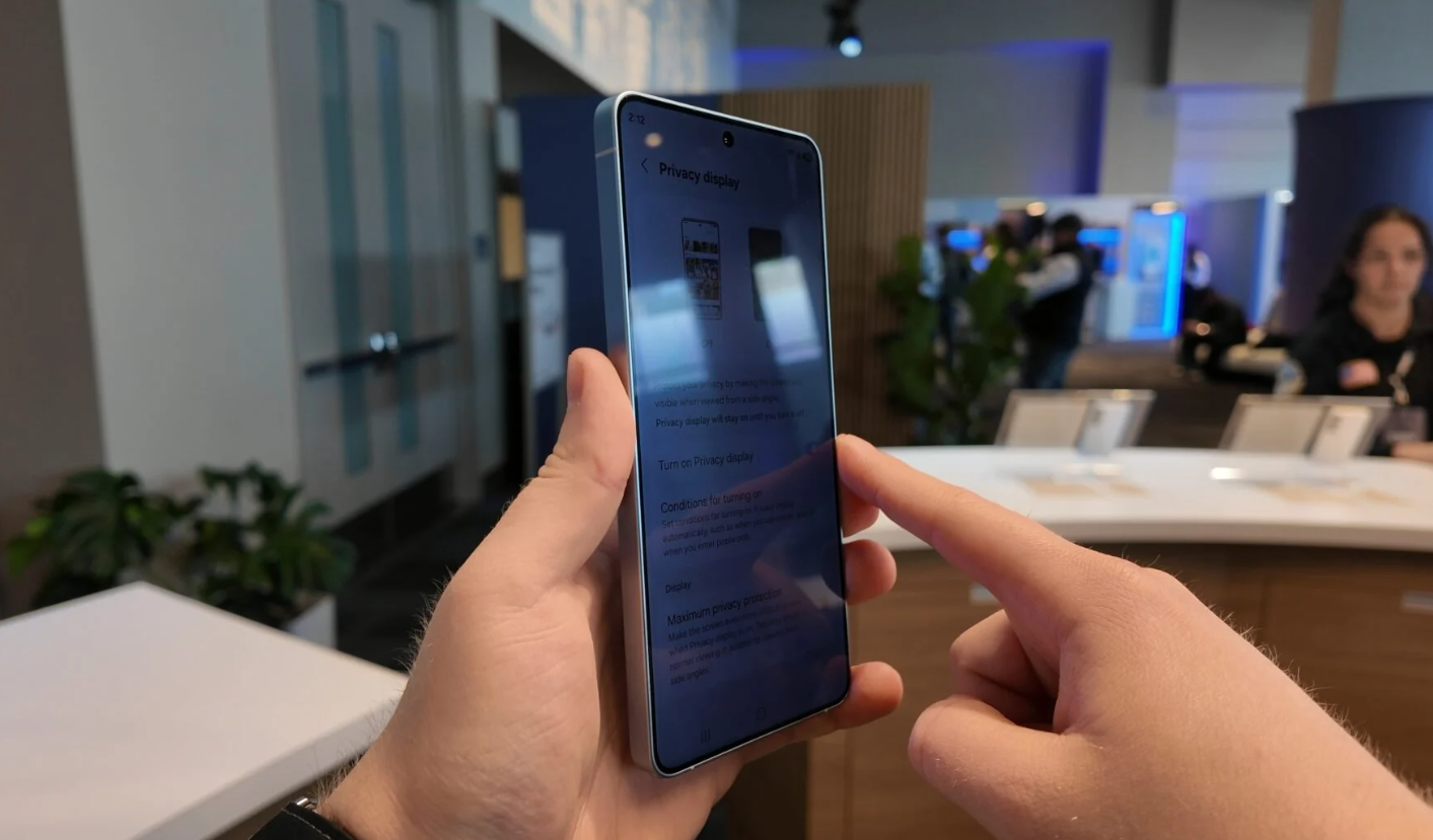Samsung S26 Ultra sở hữu vũ kh&iacute; &lsquo;độc t&ocirc;n&rsquo;: M&agrave;n h&igrave;nh chống nh&igrave;n trộm kh&oacute; đối thủ n&agrave;o địch lại