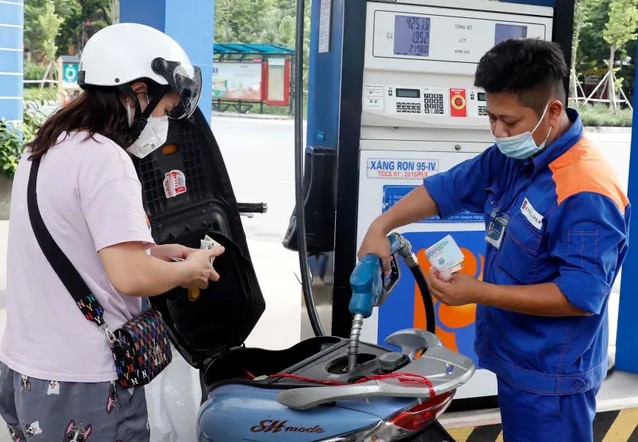 Gi&aacute; xăng dầu chiều 18/6: RON 92 v&agrave; E10 đ&atilde; về mốc 20.000 đồng/l&iacute;t, dầu diesel giảm hơn 21.000 đồng, Kia K3 lăn b&aacute;nh rẻ