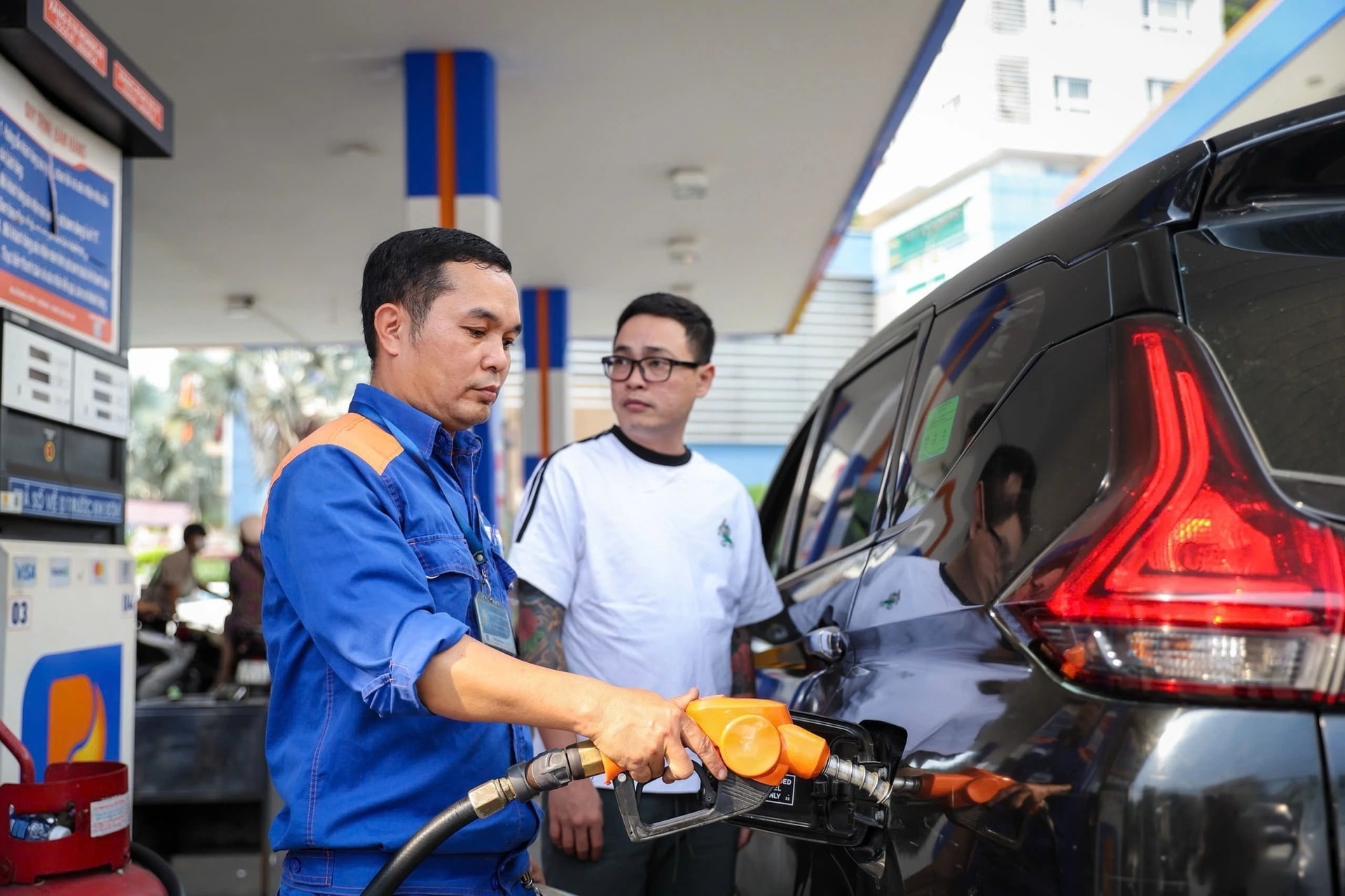 Gi&aacute; xăng dầu h&ocirc;m nay trưa 18/6: RON 92 &lsquo;b&aacute;n như biếu&rsquo;, E10 giảm hơn 9.300 đồng/l&iacute;t, gi&aacute; lăn b&aacute;nh VinFast VF 8 ra sao?