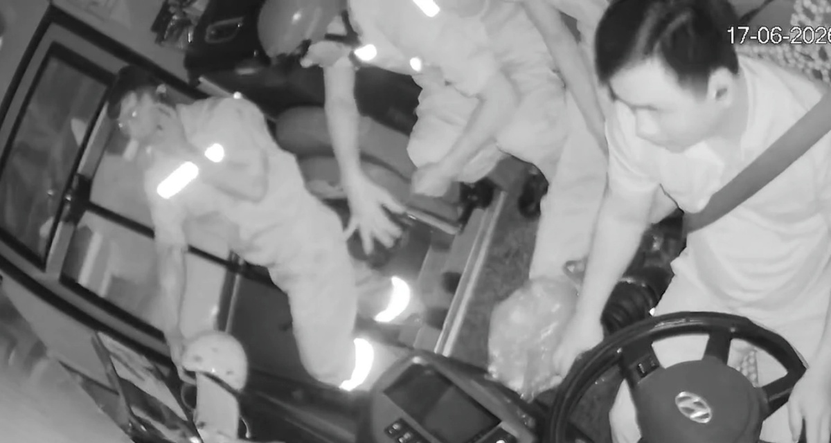 Camera ghi lại diễn biến vụ 2 c&ocirc;ng nh&acirc;n xin đi nhờ rồi h&agrave;nh hung nh&acirc;n vi&ecirc;n xe kh&aacute;ch, C&ocirc;ng an v&agrave;o cuộc l&agrave;m r&otilde;