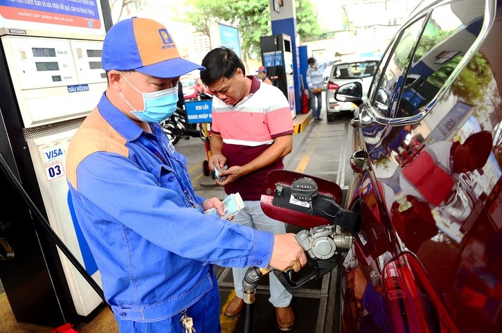 Gi&aacute; xăng dầu h&ocirc;m nay 19/6: E10 rẻ chưa từng c&oacute;, RON 92 giảm mạnh 9.990 đồng/l&iacute;t, gi&aacute; VinFast VF 9 lăn b&aacute;nh bao nhi&ecirc;u?
