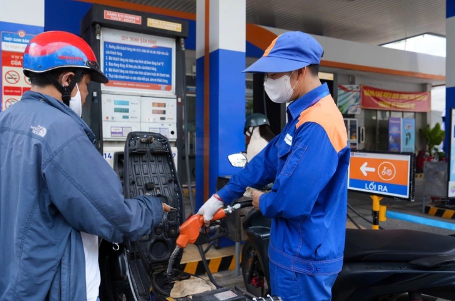 Gi&aacute; xăng dầu h&ocirc;m nay 20/6: RON 92 v&agrave; E10 giảm mạnh 9.900-10.000 đồng/l&iacute;t, bảng gi&aacute; đầy b&igrave;nh c&aacute;c mẫu xe ga 150-160cc