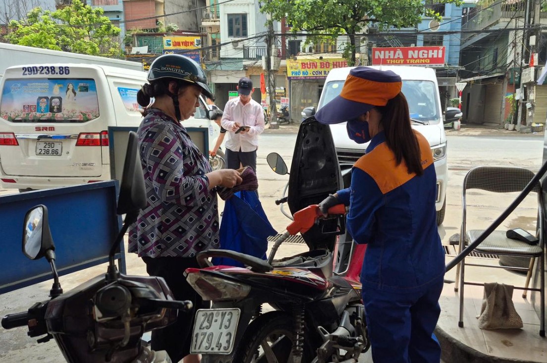 Gi&aacute; xăng dầu h&ocirc;m nay chiều 19/6: RON 92 rẻ hiếm thấy, E10 giảm s&acirc;u hơn 10.000 đồng/l&iacute;t, gi&aacute; lăn b&aacute;nh Mazda CX-5 ra sao?