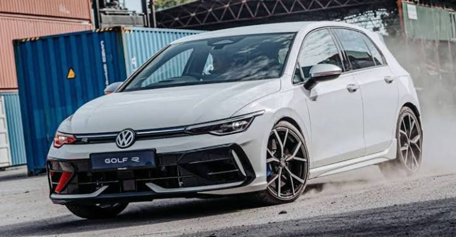 Volkswagen Golf R 2026 tr&igrave;nh l&agrave;ng: Mạnh 333 m&atilde; lực, tăng tốc 0-100 km/h trong 4,6 gi&acirc;y, c&oacute; ống xả titan Akrapovic