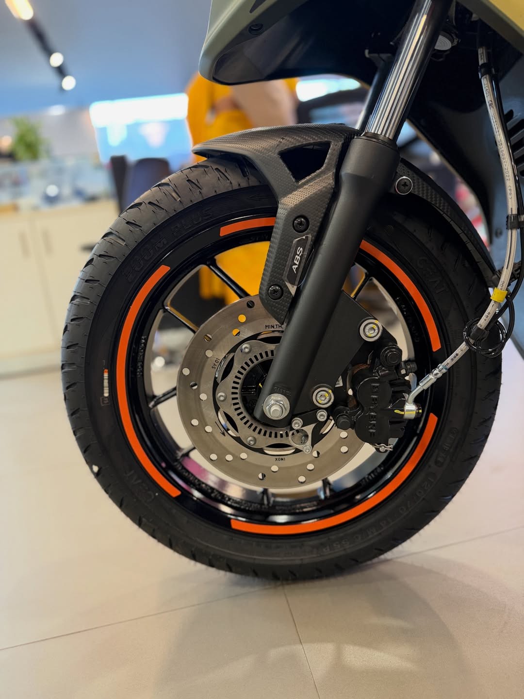 &lsquo;Vua xe ga&rsquo; 175cc mới của &Yacute; ch&iacute;nh thức ra mắt, gi&aacute; 29 triệu đồng rẻ hơn Honda Vision, c&oacute; ABS như SH Mode v&agrave; Air Blade ảnh 4