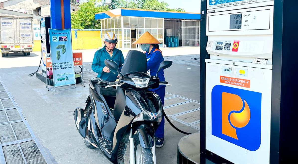 Gi&aacute; xăng dầu trưa nay 21/6: RON 92 &lsquo;rơi&rsquo; xuống &lsquo;đ&aacute;y&rsquo; mới, E10 chỉ c&ograve;n 20.000 đồng/l&iacute;t, bảng gi&aacute; đầy b&igrave;nh &ocirc; t&ocirc; Mazda