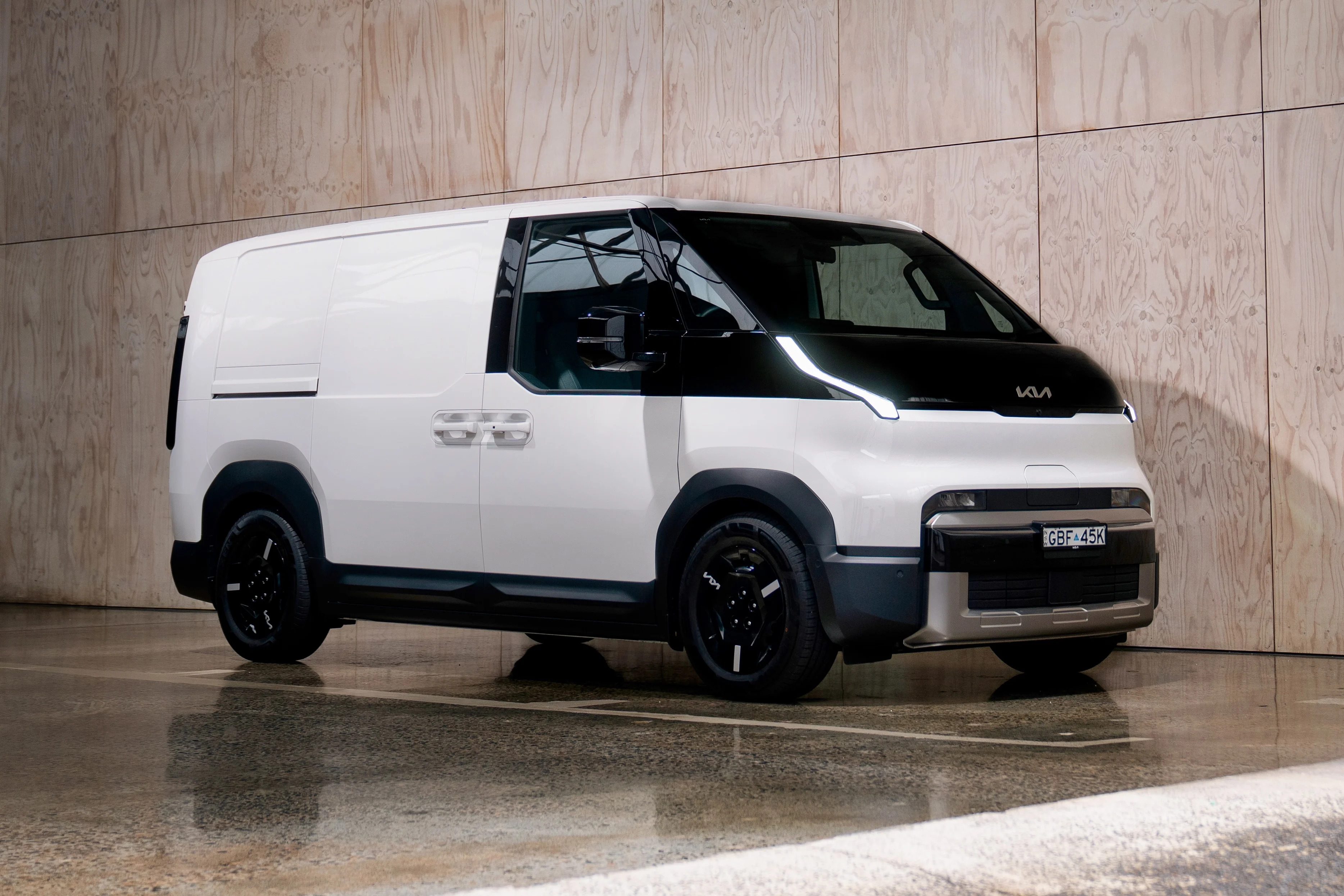 Kia chốt lịch ra mắt MPV điện PV5 7 chỗ: D&ugrave;ng nền tảng e-GMP.S mới, chạy 390 km/lần sạc, \'th&aacute;ch thức\' Hyundai Staria