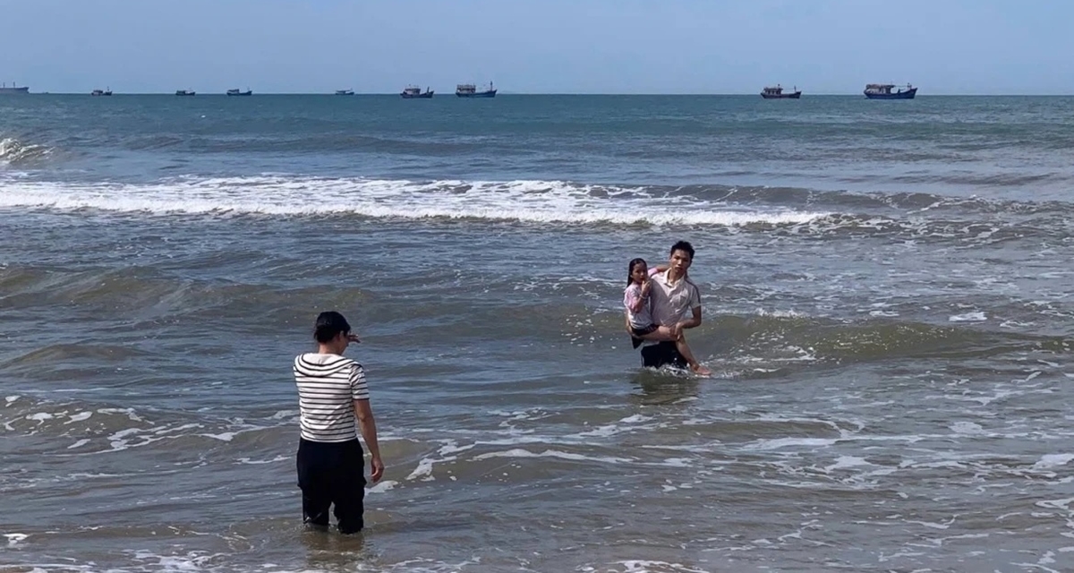 Quảng Trị: Nam sinh lớp 12 bỏ dở bữa cơm, lao từ nh&agrave; h&agrave;ng ra biển cứu sống 2 anh em khỏi tay tử thần