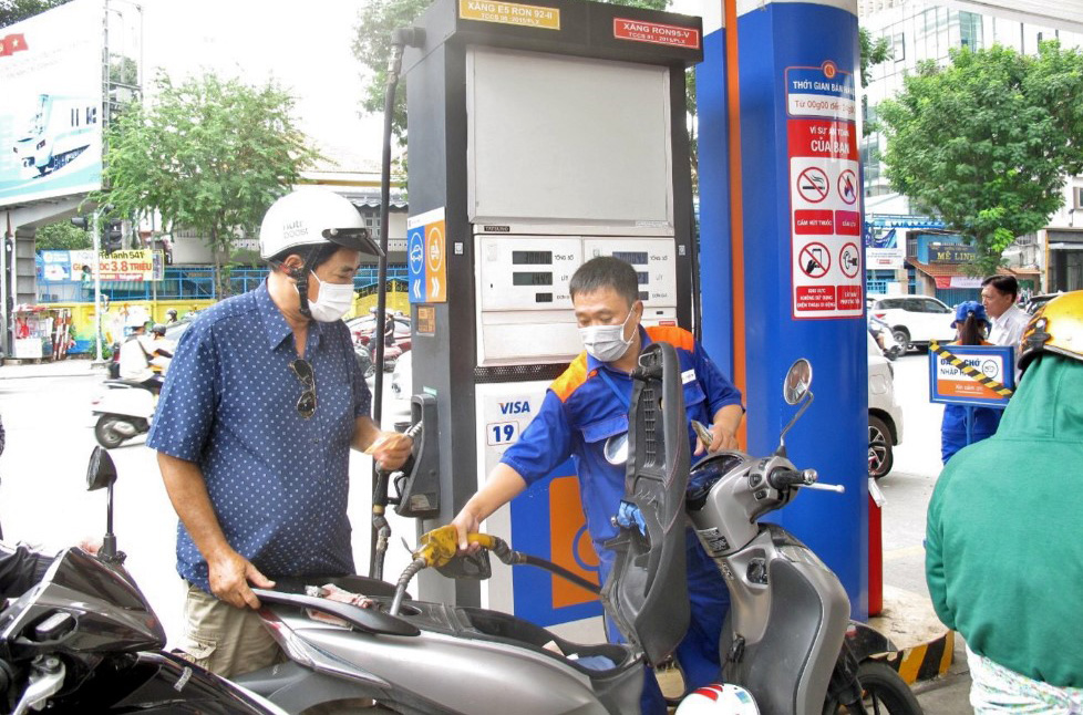 Gi&aacute; xăng dầu chiều nay 23/6: RON 92 \'ph&aacute; đ&aacute;y\', E10 tụt hơn 10.000 đồng/l&iacute;t, gi&aacute; Toyota Corolla Cross lăn b&aacute;nh bao nhi&ecirc;u?