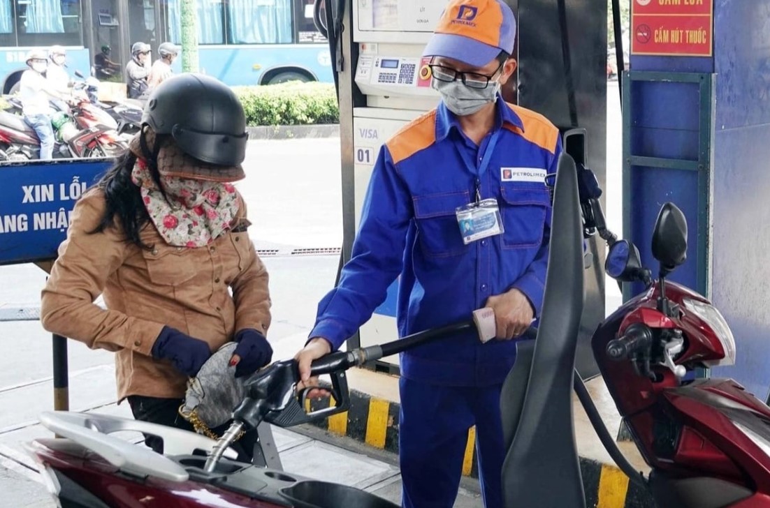 Gi&aacute; xăng dầu h&ocirc;m nay 24/6: E10 rẻ chưa từng c&oacute;, RON 92 giảm s&acirc;u về mốc 20.000 đồng/l&iacute;t, bảng gi&aacute; đầy b&igrave;nh &ocirc; t&ocirc; Honda