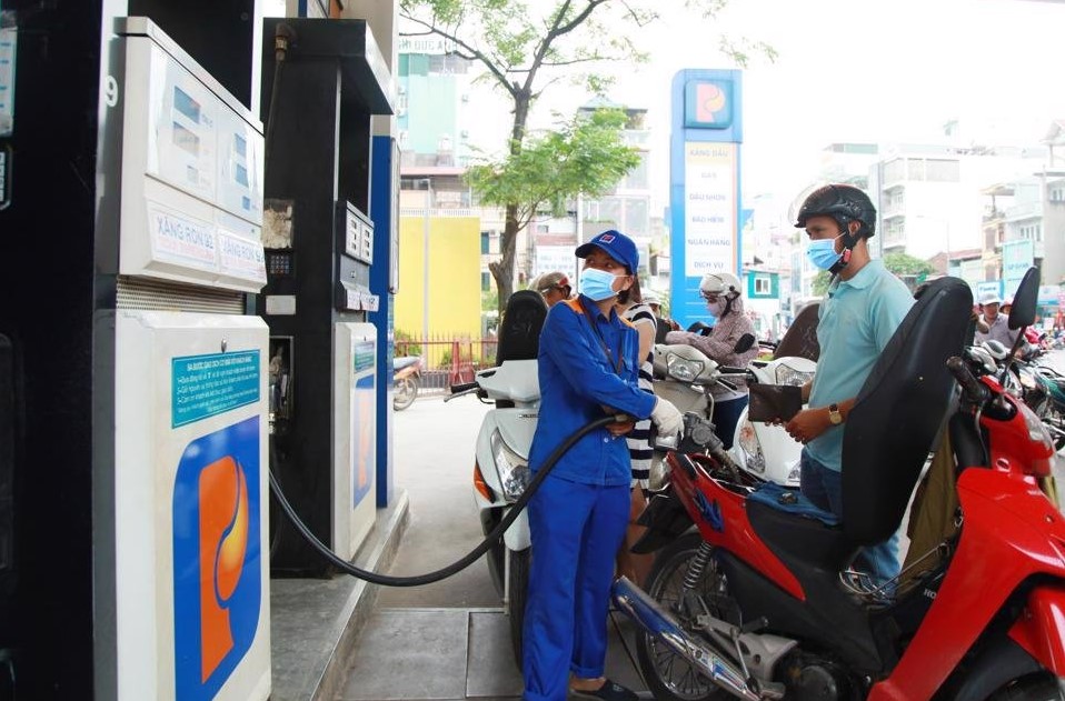 Gi&aacute; xăng dầu trưa nay 23/6: RON 92 giảm mạnh 9.990 đồng/l&iacute;t, E10 &lsquo;b&aacute;n như biếu&rsquo;, bảng gi&aacute; lăn b&aacute;nh Kia K5 cuối th&aacute;ng 6