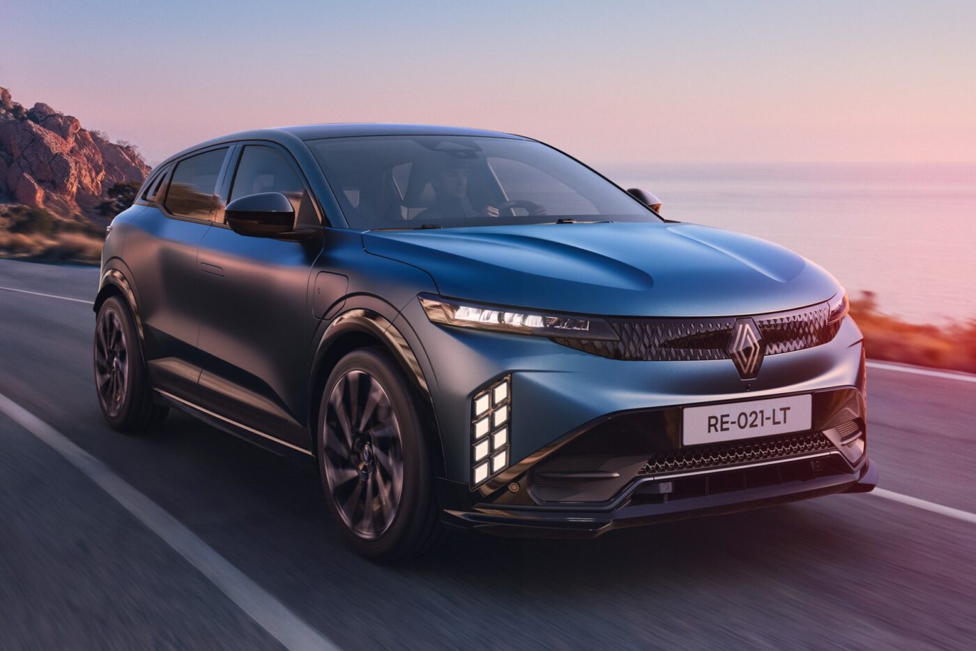 Renault Megane E-Tech 2027 \'lột x&aacute;c\' trước ng&agrave;y ra mắt: Pin LFP 67 kWh, sạc nhanh 165 kW, chạy 500 km/lần sạc