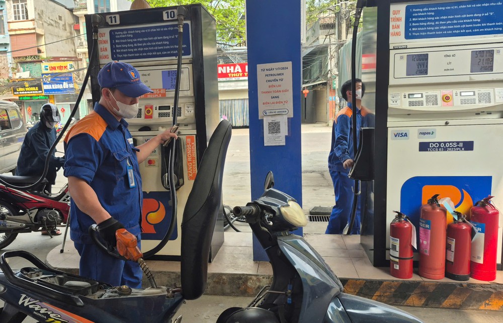 Gi&aacute; xăng dầu trưa nay 24/6: E10 v&agrave; RON 92 đều &lsquo;ph&aacute; đ&aacute;y&rsquo;, dầu diesel giảm hơn 21.000 đồng/l&iacute;t, gi&aacute; lăn b&aacute;nh VinFast VF 6
