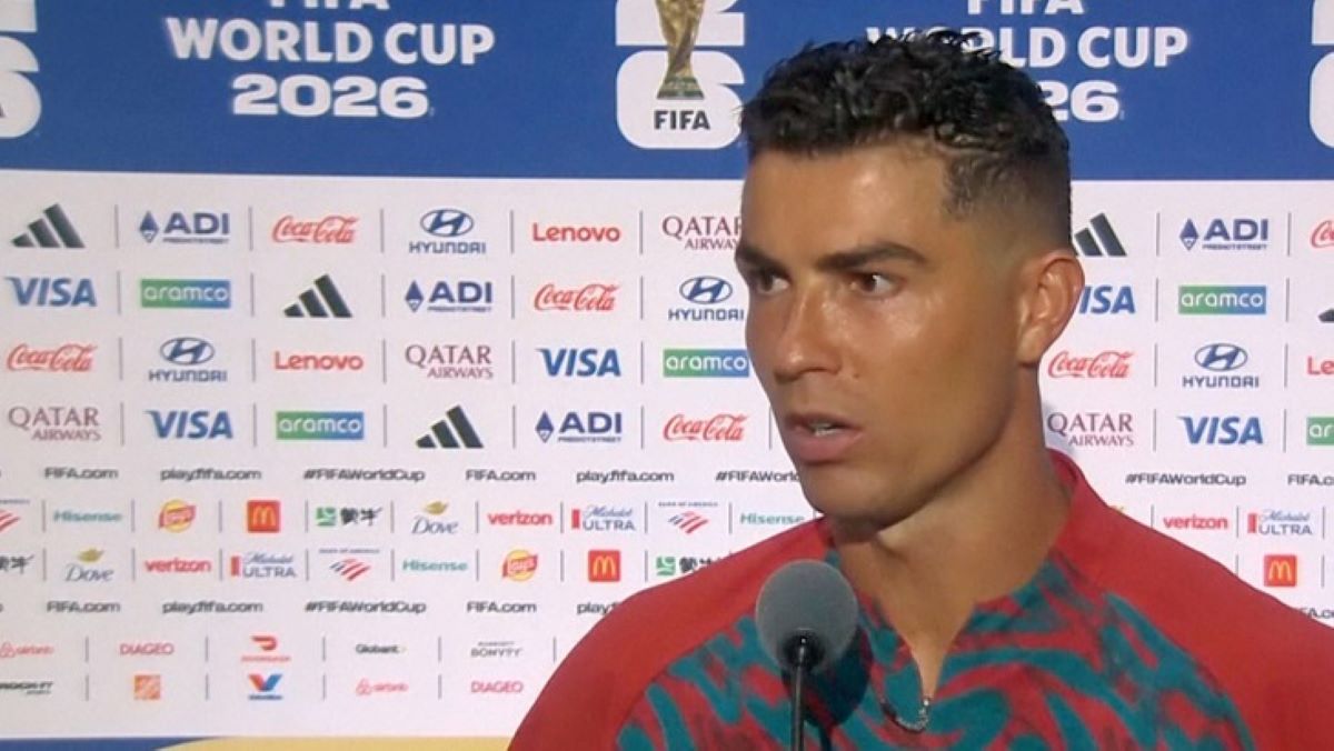 Ronaldo \'đứng h&igrave;nh\' khi bị đ&ograve;i tăng lương tr&ecirc;n s&oacute;ng, m&agrave;n đ&aacute;p trả khiến cả ph&ograve;ng bật cười