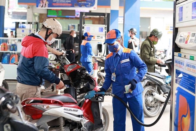 Gi&aacute; xăng dầu h&ocirc;m nay 26/6: RON 92 v&agrave; E10 giảm hơn 10.700 &ndash; 11.500 đồng/l&iacute;t, bảng gi&aacute; đầy b&igrave;nh c&aacute;c mẫu xe số phổ biến