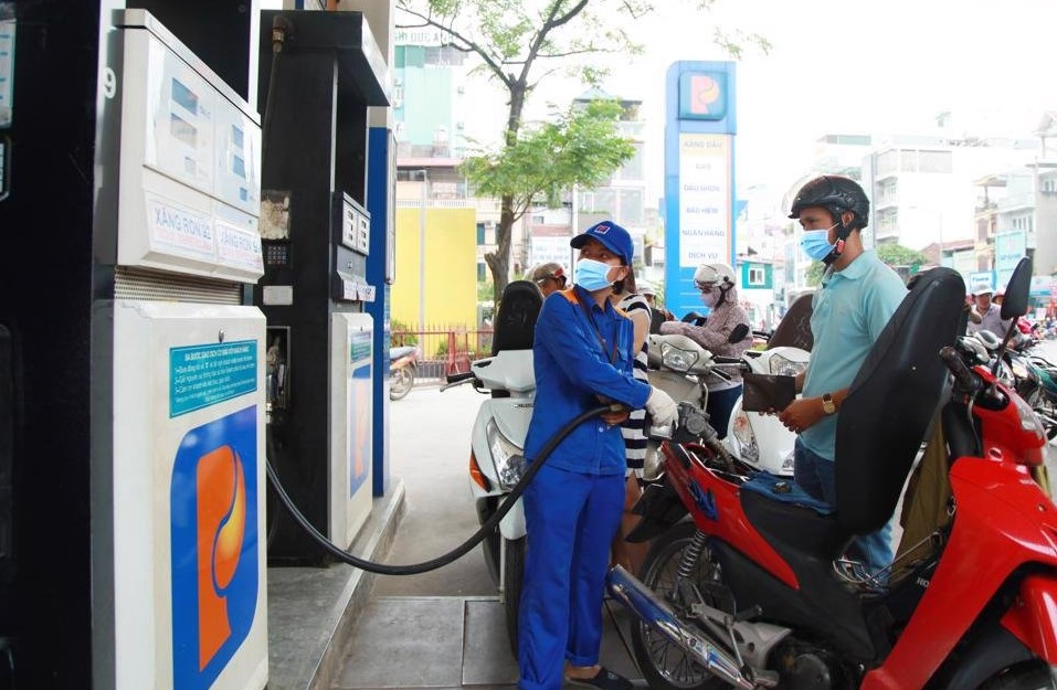 Gi&aacute; xăng dầu trưa 25/6: RON 92 giảm mạnh gần 10.000 đồng/l&iacute;t, E10 ch&iacute;nh thức &lsquo;thủng đ&aacute;y&rsquo;, gi&aacute; lăn b&aacute;nh Hyundai Grand i10