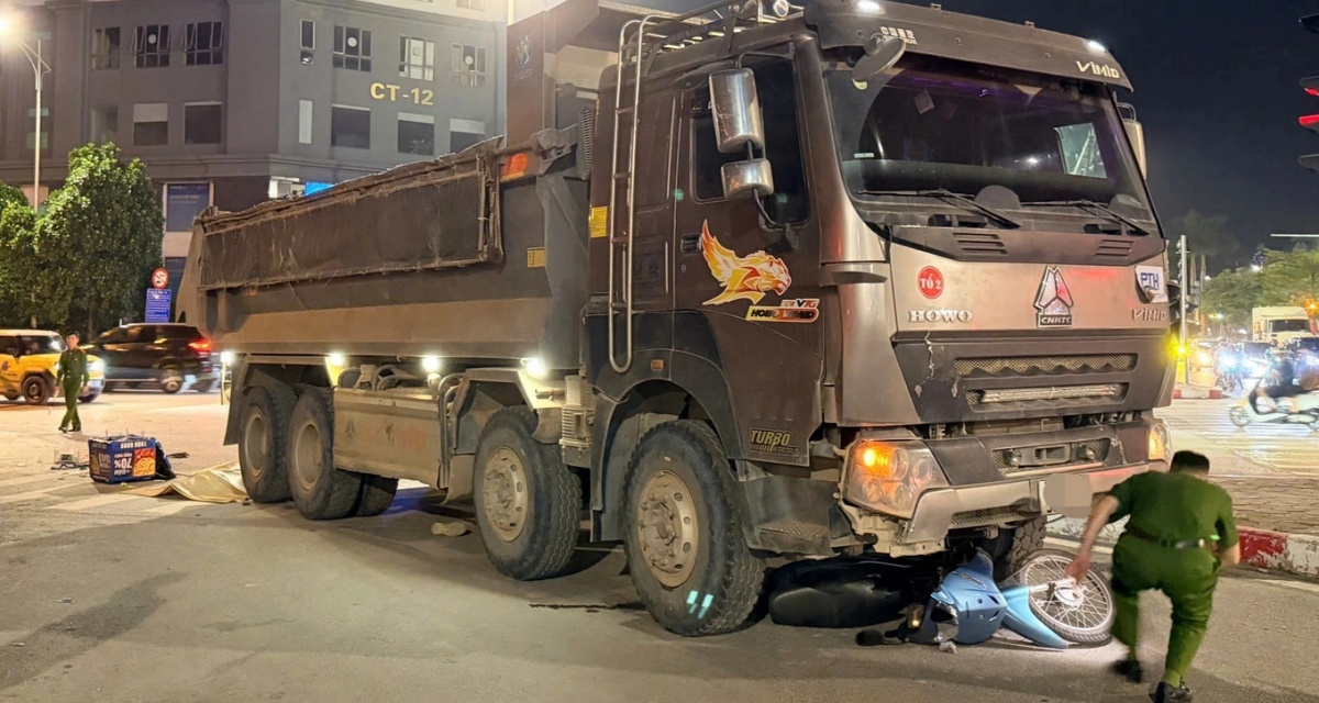 Diễn biến vụ xe m&aacute;y cuốn v&agrave;o gầm &ocirc; t&ocirc; tải ở H&agrave; Nội khiến một người tử vong, hiện trường đau l&ograve;ng!