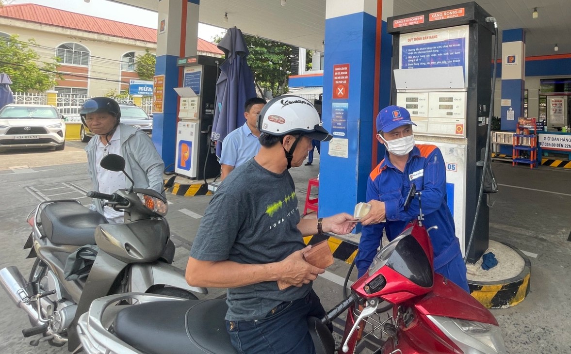 Gi&aacute; xăng dầu trưa nay 26/6: Li&ecirc;n tiếp &lsquo;ph&aacute; đ&aacute;y&rsquo;, E10 v&agrave; RON 92 về s&aacute;t mức 19.000 đồng/l&iacute;t, gi&aacute; lăn b&aacute;nh VinFast VF 7