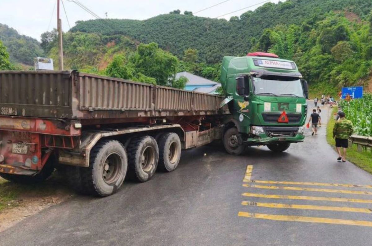 Tai nạn xe đầu k&eacute;o v&agrave; xe m&aacute;y tại quốc lộ 4G: Người vợ kh&ocirc;ng qua khỏi, chồng c&ugrave;ng con nhỏ cấp cứu