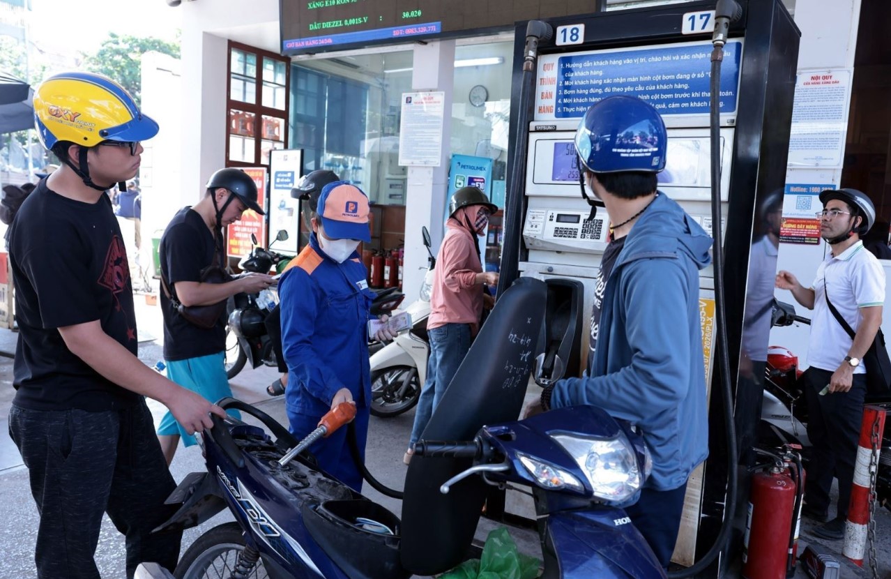 Gi&aacute; xăng dầu chiều 27/6: RON 92 chỉ c&ograve;n hơn 19.000 đồng/l&iacute;t, E10 &lsquo;rẻ như b&egrave;o&rsquo;, gi&aacute; lăn b&aacute;nh VinFast VF 3 si&ecirc;u hấp dẫn