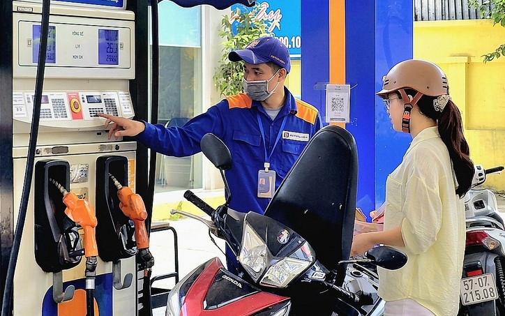 Gi&aacute; xăng dầu chiều 28/6: E10 &lsquo;xuy&ecirc;n ph&aacute;&rsquo; mức &lsquo;đ&aacute;y&rsquo; mới, RON 92 giảm gần 11.000 đồng/l&iacute;t, bảng gi&aacute; lăn b&aacute;nh VinFast VF 8