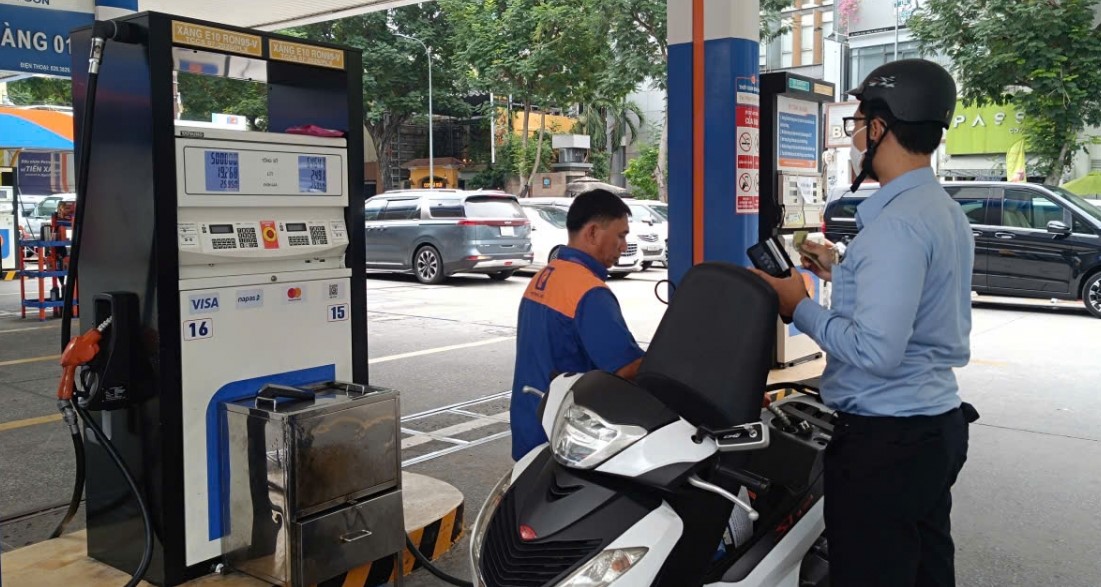 Gi&aacute; xăng dầu h&ocirc;m nay 29/6: RON 92 &lsquo;rẻ như b&egrave;o&rsquo;, E10 giảm s&acirc;u hơn 11.500 đồng/l&iacute;t, bảng gi&aacute; đầy b&igrave;nh xe ga 150-160cc